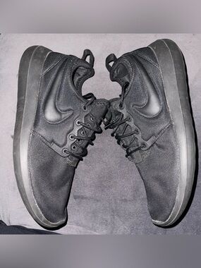 Nike Roshe Two Triple Black Casual Trainers